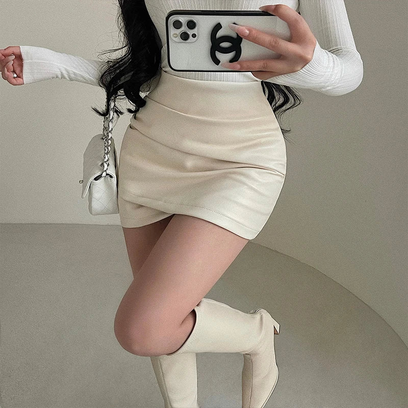 Sexy Kunstleder-Minirock mit Rüschen – Figurbetonter High-Waist Rock im A-Linien-Stil